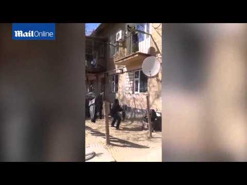 سيدة مجنونة تلقي بطفلها من شرفة المنزل