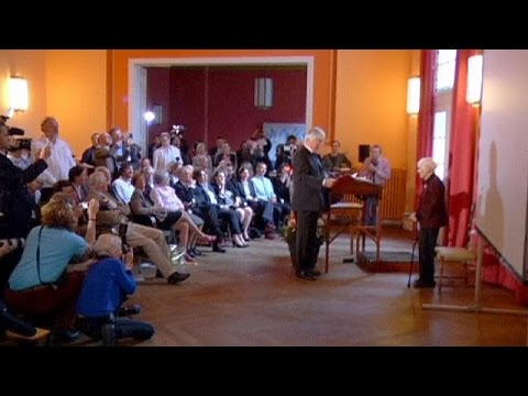 امرأة تجاوز عمرها 100 سنة تحصل على شهادة الدكتوراه