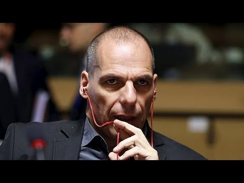 اليونانيون يسحبون أرصدتهم من المصارف