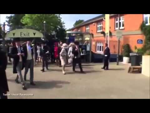 البريطانيات يتمردن على قواعد الملابس