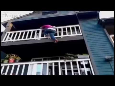 فتاة تحاول الهروب للقاء صديقها