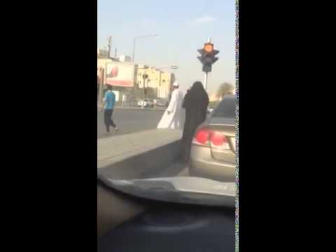 خناقة بين منتقبتين في أحد شوارع السعودية