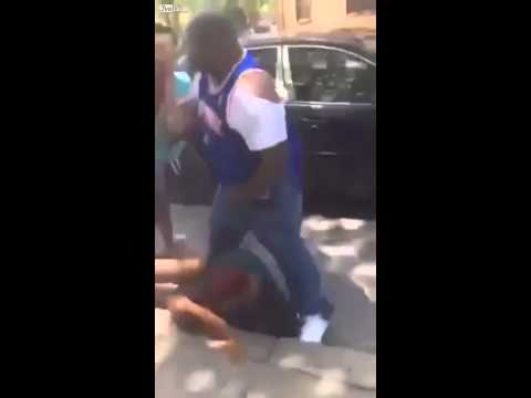 فتاة تتعرض للضرب المبرح من قبل زميلاتها