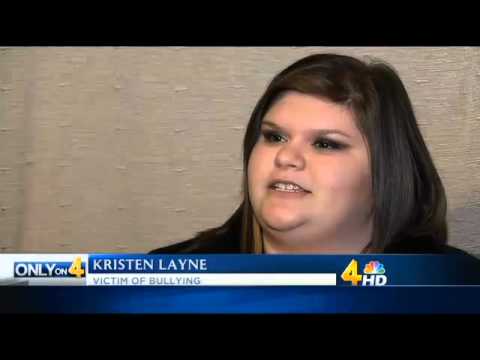 فتاة تتلقى هجومًا حادًا عبر فيسبوك بسبب فستانها