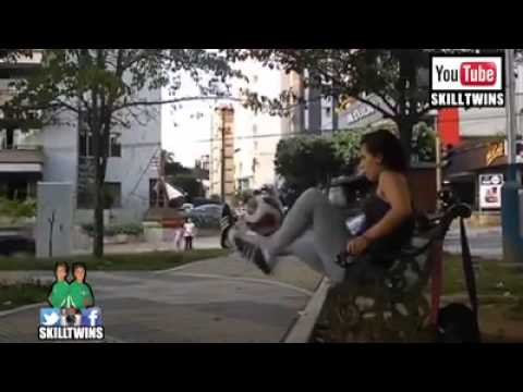 فتيات يستعرضن مهارتهن في كرة القدم