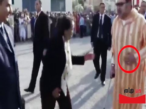 امرأة حاولت تقبيل يد الملك محمد السادس المصابة