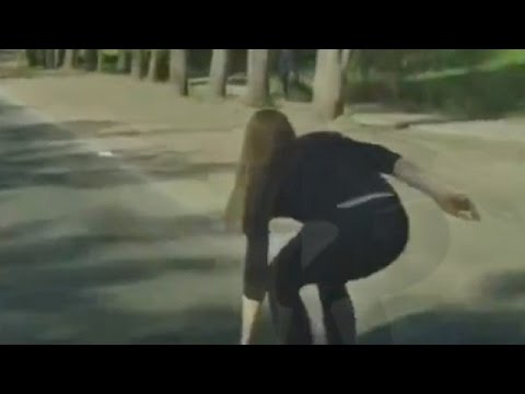 فتاة تعرض حياتها للخطر بسبب هاتفها