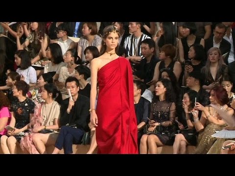 دار فالنتينو تقيم عرض أزياء في الهواء الطلق