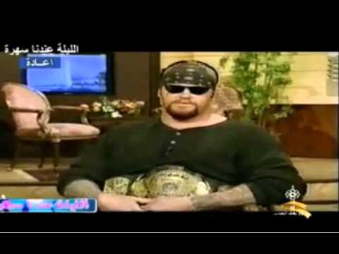 مصارع أميركي يضرب مذيع كويتي على الهواء