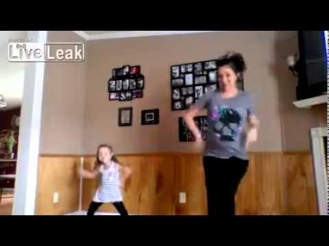 وصلة رقص لامرأة حامل وابنتها