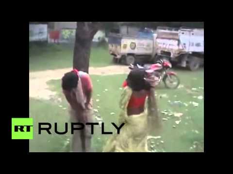 امرأة تقيد مُتحرشًا في شجرة