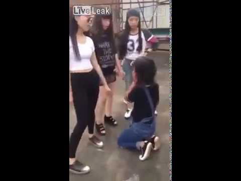 طالبات يهاجمن فتاة داخل مدرسة إعدادية