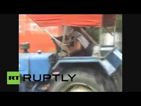 امرأة هندية تطلق النار من مسدسها