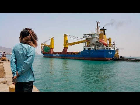 شاهد أكبر سفينة إغاثية سعودية تصل إلى ميناء عدن