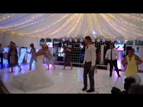 بالفيديو صور عروسان يذهلان المدعوين في حفل زفافهما