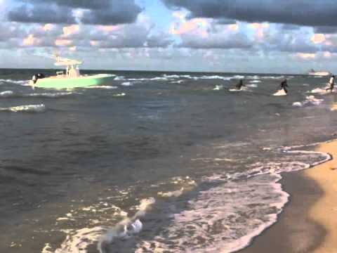 جلسة تصوير عارضة أزياء توثق وصول مهاجرين غير شرعيين