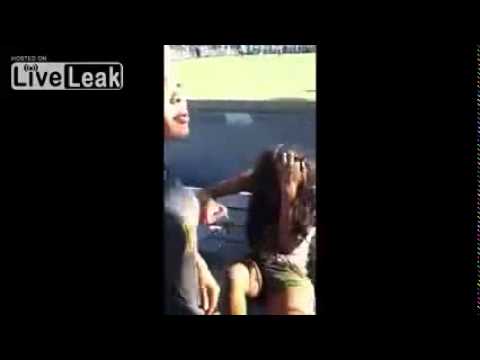 شاهد ماذا فعلت امرأة بابنتها بعد ضبطها مع صديقها