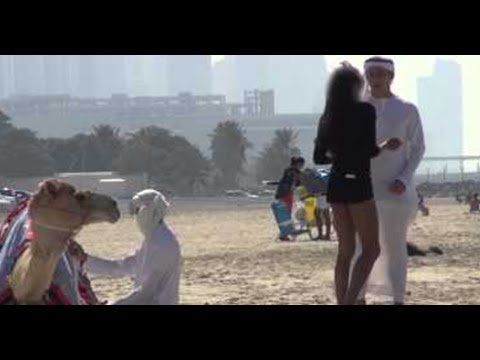 شاهد شاب يغري الفتيات بـجمل في دبي