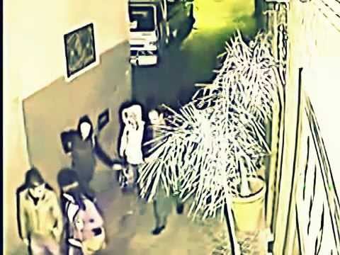 لحظة سرقة شنطة فتاة