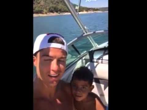 ابن كريستيانو رونالدو يقلده أمام الكاميرا