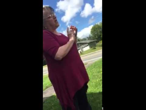 رد فعل أم أهدتها ابنتها سيارة جديدة