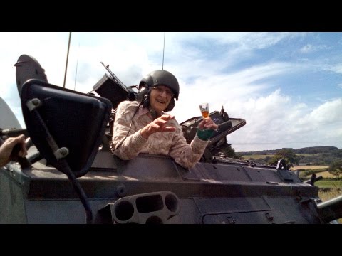 معمرة بريطانية تقود دبابة حربية