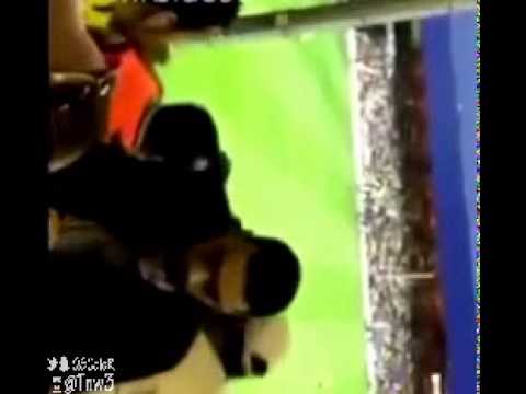 مشاجرة بين مشجع وفتاة في مدرجات ملعب لوفتس رود