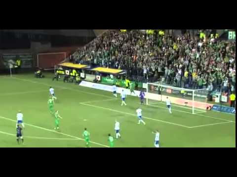 لاعب يدخل معركة مع لوحة إعلانية في الملعب