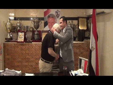 أحمد سعيد يعتذر لمرتضى منصور ويُقّبل رأسه