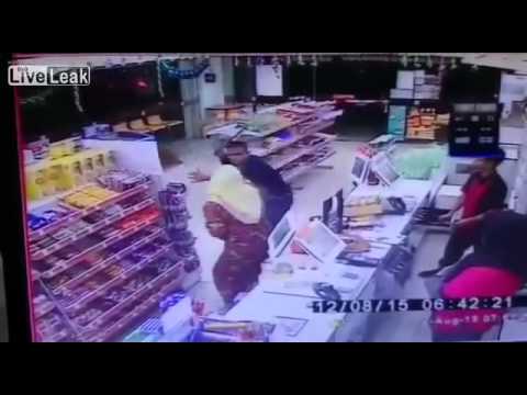 بالفيديو امرأة تقهر لصًا يحمل سيفا بكل شجاعة