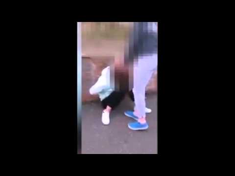 مشاجرة لمراهقات في اسكتلندا والزعيمة تجر الأخرى من شعرها