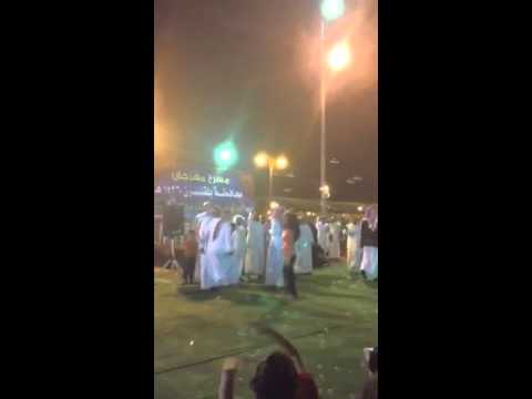 فتاة ترقص مع شباب في السعودية