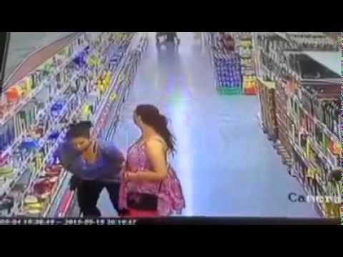 ثلاث فتيات يسرقن سوبر ماركت