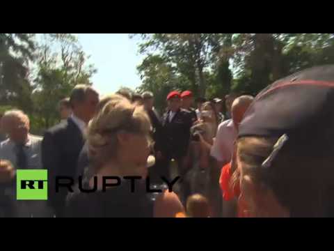 طفلة تحظى بصورة مع بوتين خلال زيارته إلى شبه جزيرة القرم