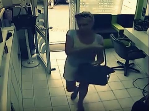 لحظة سرقة امرأة لحافظة نقود داخل كوافير حريمي