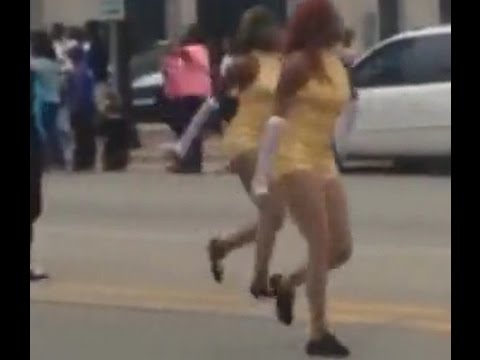 دراجة بخارية تطيح بفتاة أثناء رقصها في الشارع