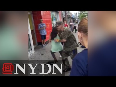 لحظة طعن امرأة بسبب خلاف على مظلة