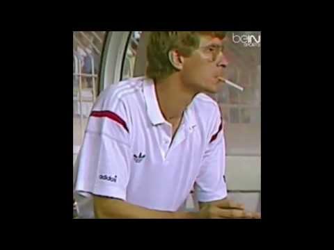 مدرب أرسنال فينجر يدخن سيجارة