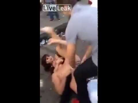 فتاة جميلة تتفوق على شاب رياضي وتطيحه أرضًا