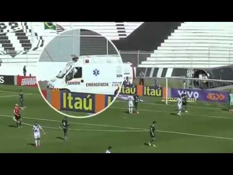 لاعب يخطأ الهدف ويسدد فى وجه قائد سيارة الإسعاف