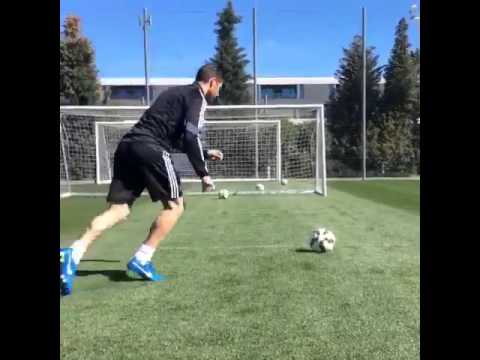 راموس يتدرب على الضربات المباشرة بوضع مرمى كامل كحائط صد