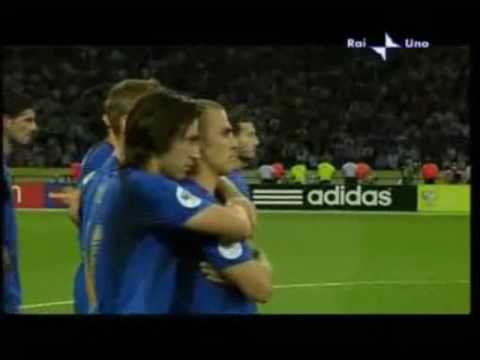 صخرة الدفاع كنافارو يحتفل بعيد ميلاده الـ42