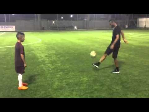 طفل يبهر آشلي كول بمهاراته الكروية