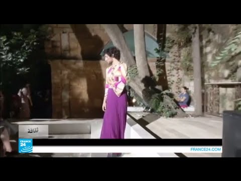 الرجال يظهرون في ثياب النساء