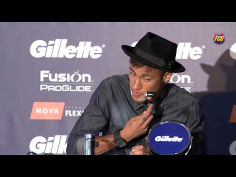 نيمار يحلق “ذقنه” في مؤتمر صحفى