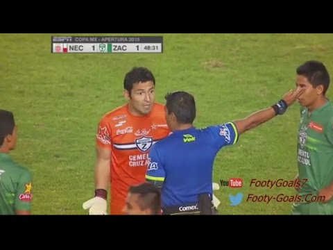 حارس مكسيكي يسجل هدفًا نادرًا في مرماه