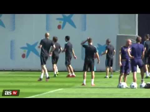 سواريز يعتدي على سيرجيو روبيرتو