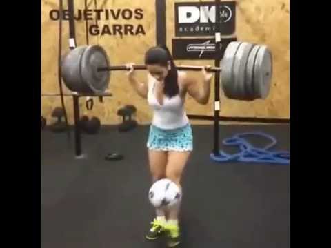 فتاة تستعرض مهاراتها في كرة القدم