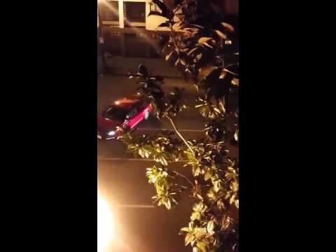 قاطع طريق يصر على مهاجمة المارة بسلاح أبيض