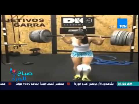 فتاة تستعرض مهاراتها في كرة القدم